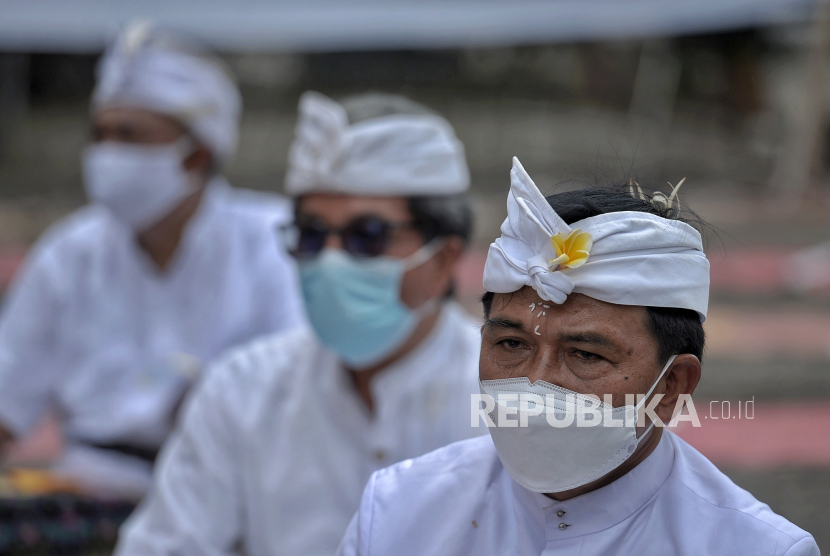 Hari Raya Nyepi, 84 Penerbangan Dihentikan Sementara. Foto: Umat Hindu mengikuti prosesi upacara Tawur Agung Kesanga di pura Amerta Jati, Cinere, Depok, Jawa Barat, Sabtu (13/3). Ibadah ini sebagai penyucian diri dalam memperingati Hari Raya Nyepi Tahun Baru Saka 1943. Rangkaian upacara dilaksanakan secara terbatas dengan protokol kesehatan guna mengantisipasi penyebaran Covid-19. Republika/Thoudy Badai