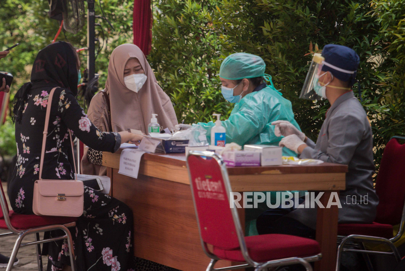 Keluarga korban pesawat Sriwijaya Air SJ 182 melakukan tes rapid saat penyerahan data ante mortem guna keperluan identifikasi di RS Polri, Jakarta, Senin (11/1). Maskapai Sriwijaya Air memastikan saat ini memenuhi kebutuhan keluarga korban.  Republika/Thoudy Badai