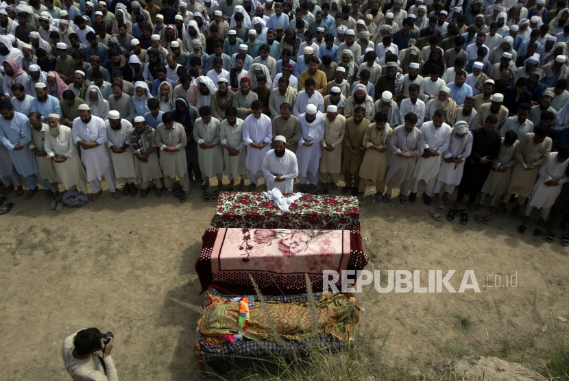 Relatives and mourners attend the funeral prayer of victims who were killed in Sundays suicide bomber attack in the Bajur district of Khyber Pakhtunkhwa, Pakistan, Monday, July 31, 2023. Pakistan held funerals on Monday for victims of a massive suicide bombing that targeted a rally of a pro-Taliban cleric the previous day. 