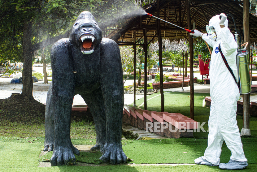 Petugas menyemprotkan cairan disinfektan di objek wisata Cikao Park, Purwakarta, Jawa Barat, Kamis (19/3). (ilustrasi)