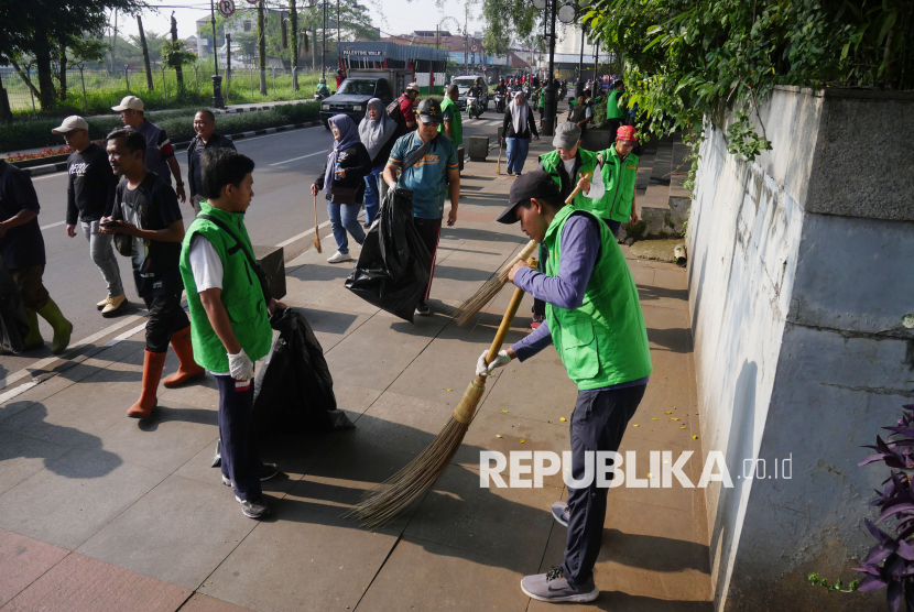 Ratusan Relawan Gotong Royong Bersihkan Sampah di Alun-Alun Bandung