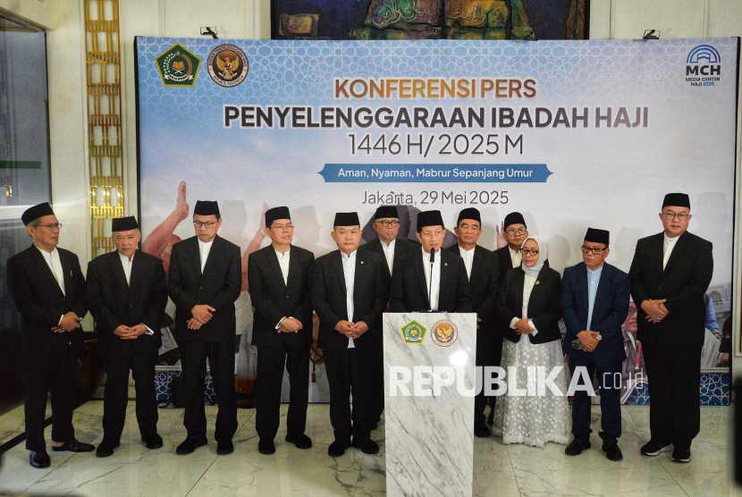 Meteri Agama Nasaruddin Umar didampingi oleh anggota Amirul Hajj 1446H/2025M saat memberikan keterangan sebelum keberangkatan ke Tanah Suci di Kantor Kemenag, Jakarta, Kamis (29/5/2025). Menteri Agama Nasaruddin Umar yang juga Ketua Amirul Hajj mengumumkan delegasi Amirul Hajj pada penyelenggaraan ibadah haji 1446 H /2025 M dan mulai bertugas memimpin misi haji Indonesia di Arab Saudi selama 20 hari mulai dari 29 Mei hingga 17 Juni 2025. Pembentukan dan pemberangkatan Amirul Hajj ini bertujuan membantu memberikan masukan dalam mengelola dan menata manajemen penyelenggaraan ibadah haji, utamanya hal-hal yang berkaitan dengan tugas dan fungsi. Amirul Hajj diharapkan dapat menyapa, menggali masukan dan berkomunikasi langsung dengan jamaah selama di Arab Saudi.