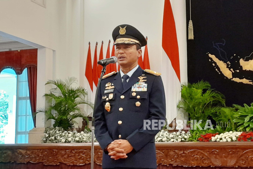 Kepala Staf Angkatan Udara (KSAU) Marsekal Mohamad Tonny Harjono saat memberikan keterangan pers usai dilantik di Istana Negara, Jakarta, Jumat (5/4/2024).