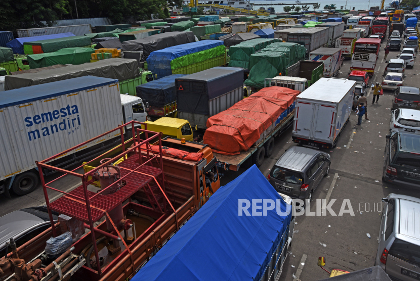 Ratusan truk dan kendaraan pengangkut barang lainnya yang akan menyeberang ke Pulau Sumatera antre di Dermaga VI Pelabuhan Merak, Cilegon, Banten. ilustrasi