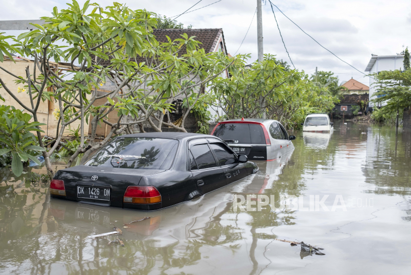 Mobil-mobil terendam banjir di kawasan pemukiman di Denpasar, Bali, Indonesia, 08 Oktober 2022. Wilayah tersebut mengalami banjir akibat hujan deras selama berhari-hari.