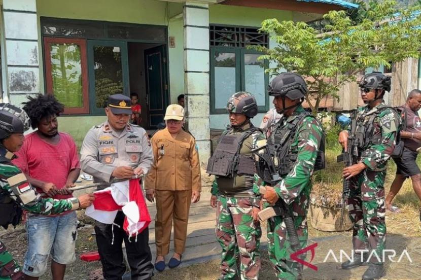 Songsong HUT ke-81 RI, Satgas Pamtas Yonif 511/DY Bagikan Bendera Merah Putih di Pedalaman Papua
