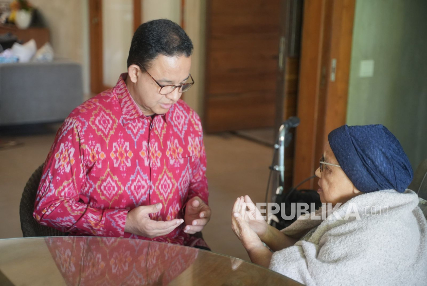 Anies Baswedan pamit dengan ibunya, Aliyah Rasyid Baswedan sebelum menemui Ketua Umum PDIP Megawati Sukarnoputri, Senin (26/8/2024).