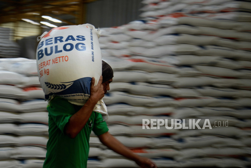Pekerja melakukan bongkar muat karung berisi beras di gudang Bulog. (Ilustrasi)