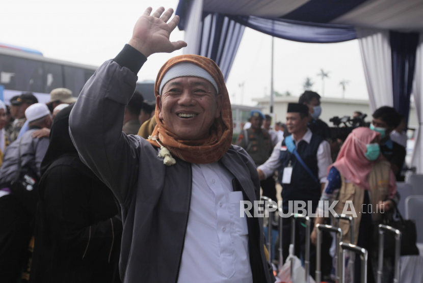 Jamaah haji melambaikan tangan saat tiba di Asrama Haji Kota Tangerang, Banten, Rabu (5/7/2023). Sebanyak 391 jamaah haji kloter pertama Tangerang tiba kembali di tanah air usai menunaikan ibadah haji.