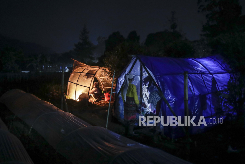Penduduk desa tinggal di dalam tempat penampungan darurat saat mereka meninggalkan rumah mereka yang terkena dampak gempa berkekuatan 5,6 di Cianjur, Indonesia, 25 November 2022. Korban Meninggal Akibat Gempa Cianjur Menjadi 602 Orang