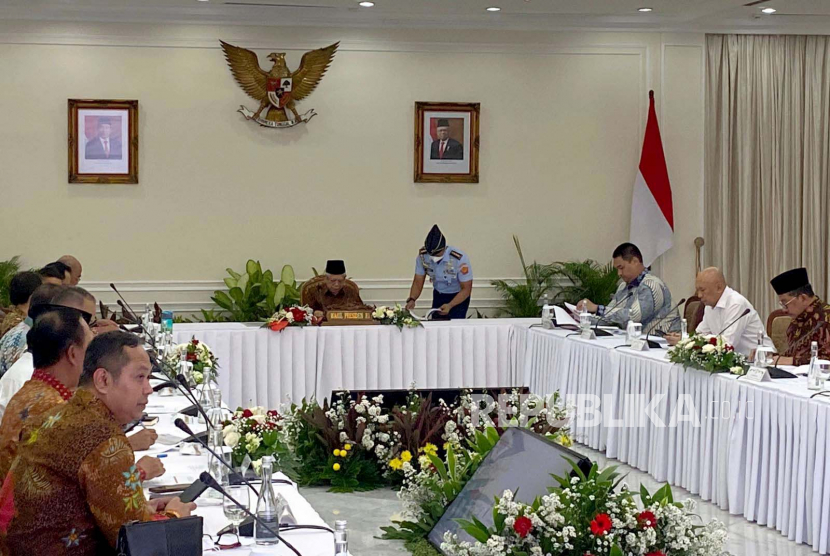 Wakil Presiden KH Maruf Amin memimpin rapat di Istana Wapres, Jakarta, Selasa (30/5/2023). 