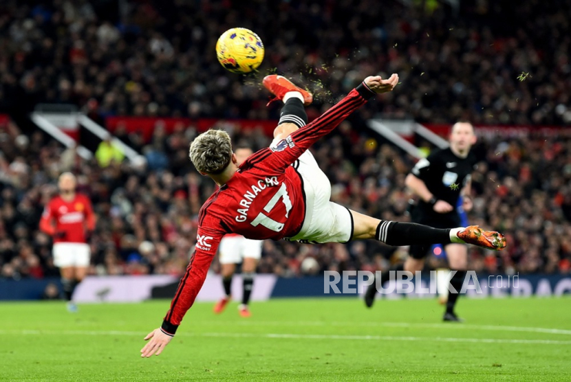 Alejandro Garnacho dari Manchester United mencoba mencetak gol dengan tendangan gunting pada pertandingan Liga Utama Inggris antara Manchester United dan Chelsea di Manchester, Inggris, Kamis (7/12/2023) dini hari WIB.