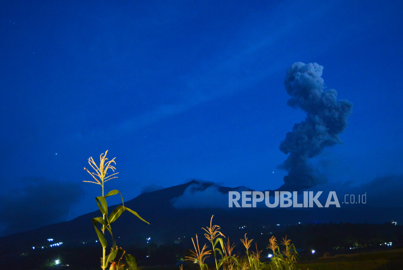Gunung Marapi mengeluarkan abu vulkanik tinggi terlihat dari Nagari Bukik Batabuah, Agam, Sumatera Barat, Senin (8/1/2024) malam.