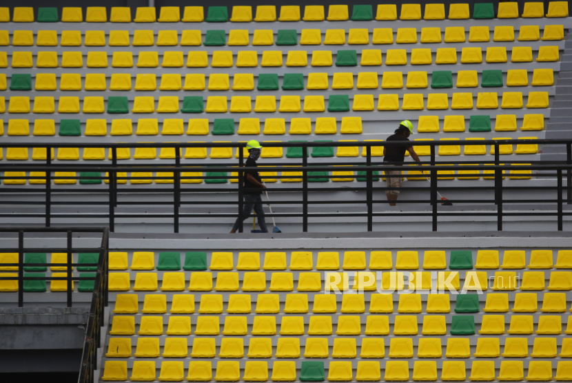 Pekerja membersihkan bagian tribun penonton di Stadion Gelora Bung Tomo (GBT), Surabaya, Jawa Timur, Jumat (18/9/2020). 