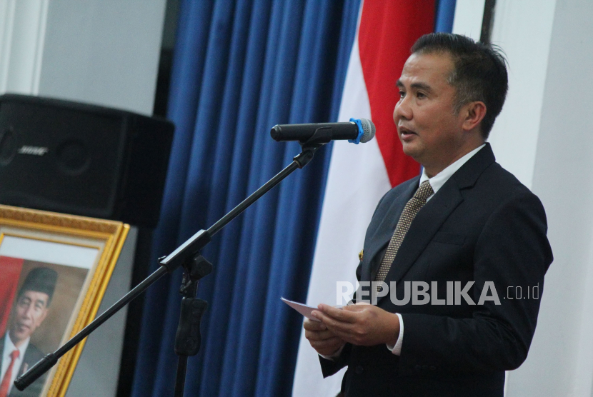 Pj Gubernur Jawa Barat (Jabar) Bey Machmudin memprediksi banyak tumpukan sampah sisa malam tahun baru