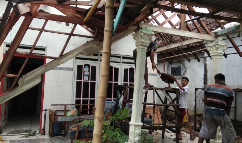 Hujan Angin Landa Dua Desa di Mojokerto, 40 Rumah Warga Rusak