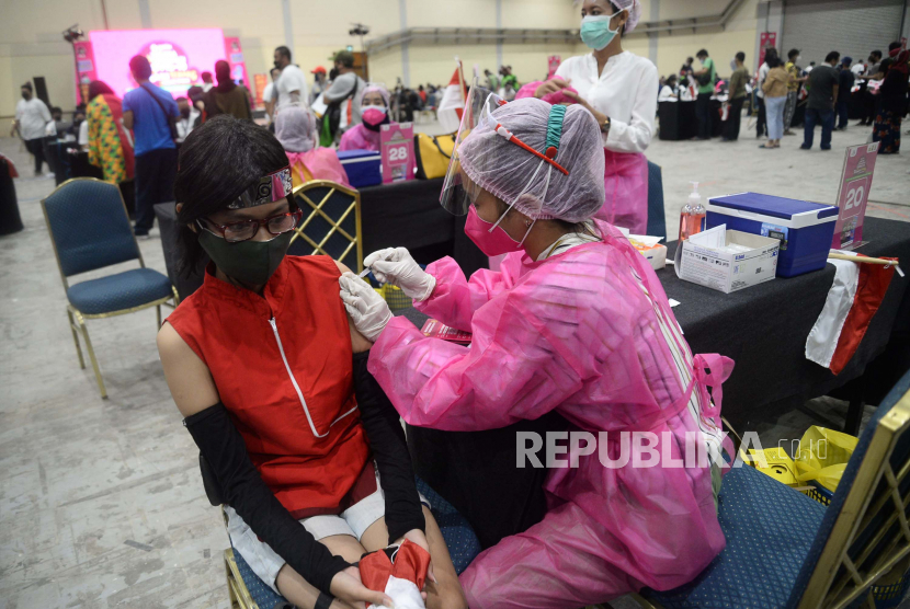 Petugas medis menyuntikkan vaksin COVID-19 kepada warga. (ilustrasi)