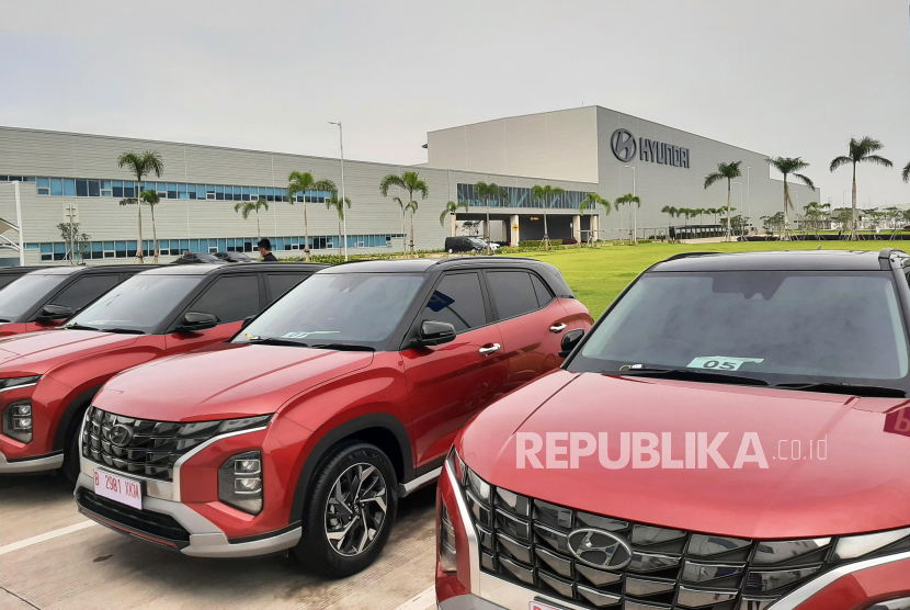  Kendaraan di tempat parkir pabrik Hyundai Motor Co. di Kompleks Industri Delta Mas di Bekasi, sekitar 40 kilometer sebelah timur Jakarta, 13 Januari 2022. Pabrik tersebut akan memulai produksi Creta SUV pembuat mobil Korea Selatan pada 17 Januari.