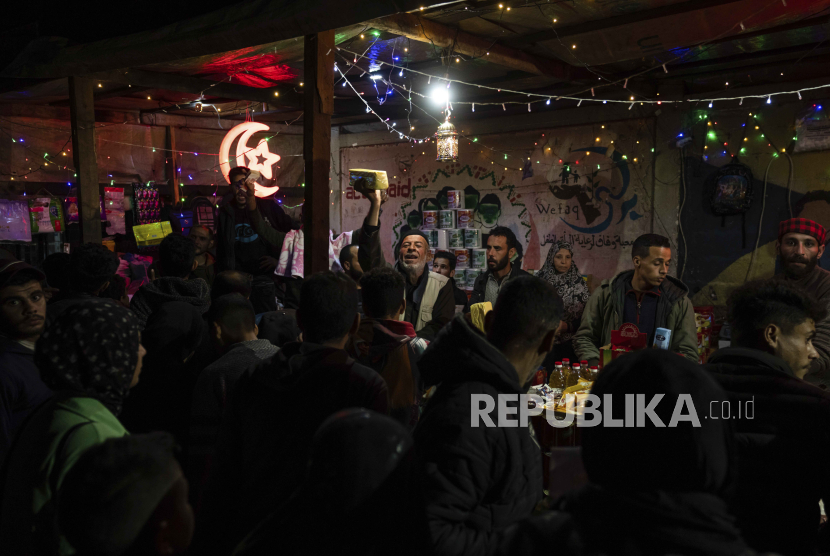Warga Palestina sahur Ramadhan di Rafah, Jalur Gaza, Ahad (10/3/2024). 