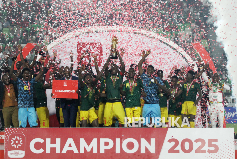 Pesepak bola Timnas Indonesia U-17 Mali berselebrasi seusai menjadi juara Piala Kemerdekaan 2025 di Stadion Utama Sumatera Utara, Kabupaten Deli Serdang, Senin (18/8/2025). Mali keluar sebagai juara Piala Kemerdekaan setelah mengalahkan Indonesia dengan skor 2-1.