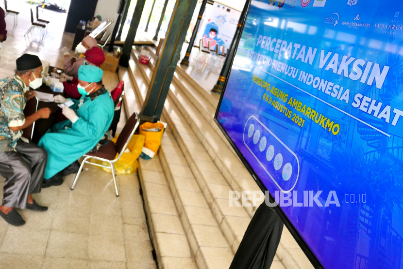 Warga mengikuti vaksinasi Covid-19 massal di Ambarukmo Plaza, Yogyakarta, Jumat (6/8). Selama dua hari 1.000 warga menjadi target vaksinasi. Yogyakarta menjadi salah satu wilayah yang mempercepat proses vaksinasi. Dengan target setiap hari sebanyak 6.000 penyuntikan vaksin.