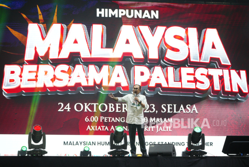 Perdana Menteri Malaysia Anwar Ibrahim berorasi di hadapan puluhan ribu orang pada kegiatan Majelis Malaysia Bersama Palestina di Stadion Axiata Arena, Bukit Jalil, Kuala Lumpur, Selasa (24/10/2023).