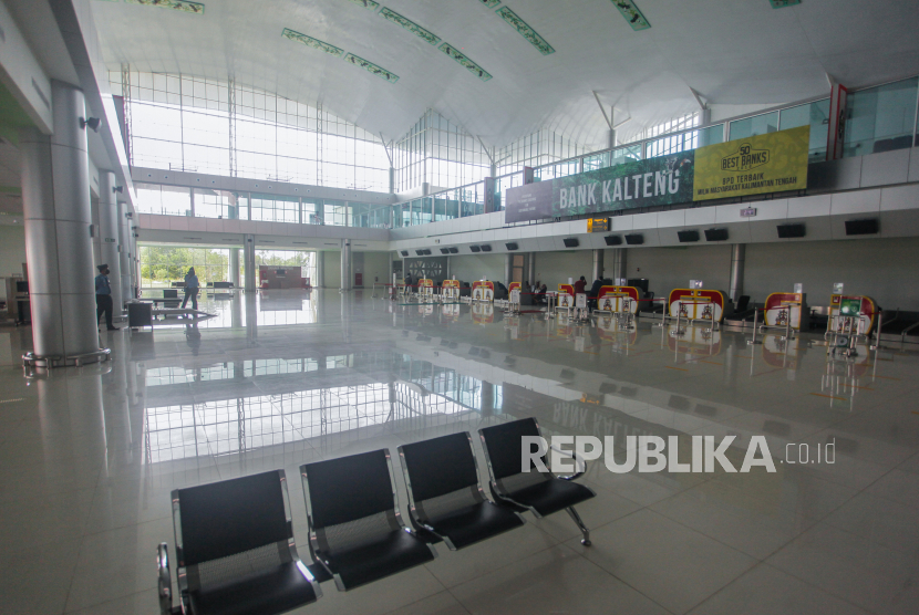 Suasana sepi area keberangkatan di Bandara Tjilik Riwut Palangkaraya, Kalimantan Tengah, Sabtu (25/4).