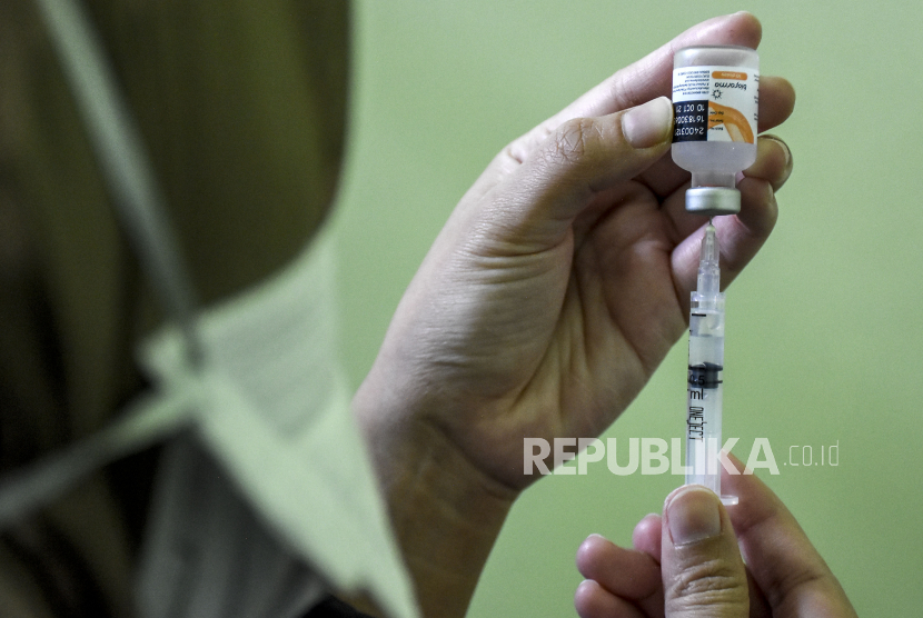 Vaksinator menyuntikkan vaksin Covid-19 