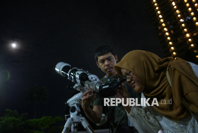 Antusiasme Warga Saksikan Fenomena Supermoon di Langit Jakarta