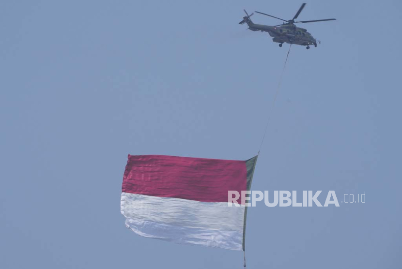 Pengibaran bendera merah putih dengan helikopter. 