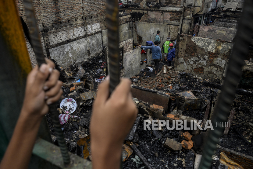 Sejumlah warga mencari barang berharga yang masih bisa diselamatkan pascakebakaran di kawasan Grogol Petamburan, Jakarta Barat, Selasa (10/8/2023).