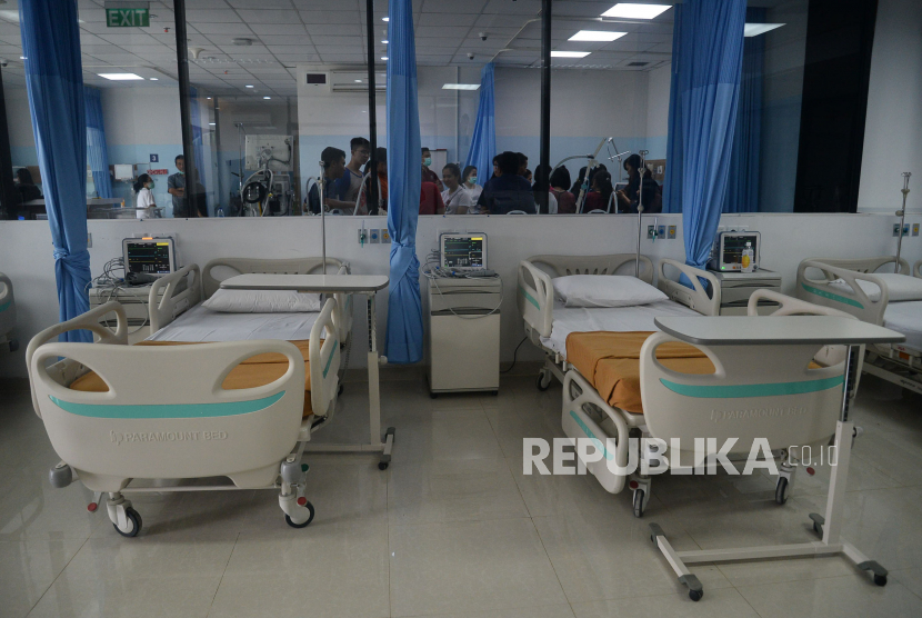 Sejumlah fasilitas alat kesehatan di salah satu ruangan yang dijadikan rumah sakit. 