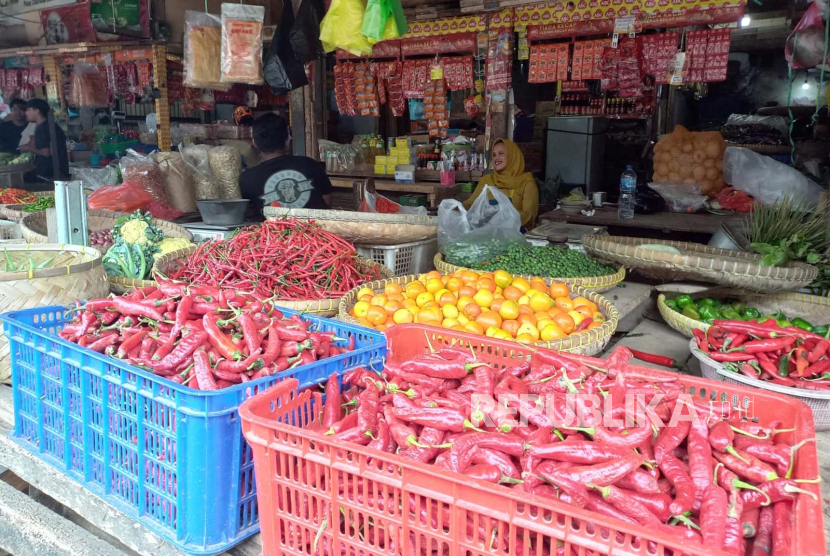 Pedagang menunjukkan cabai di Pasar Cikurubuk, Kota Tasikmalaya, Rabu (1/11/2023). 