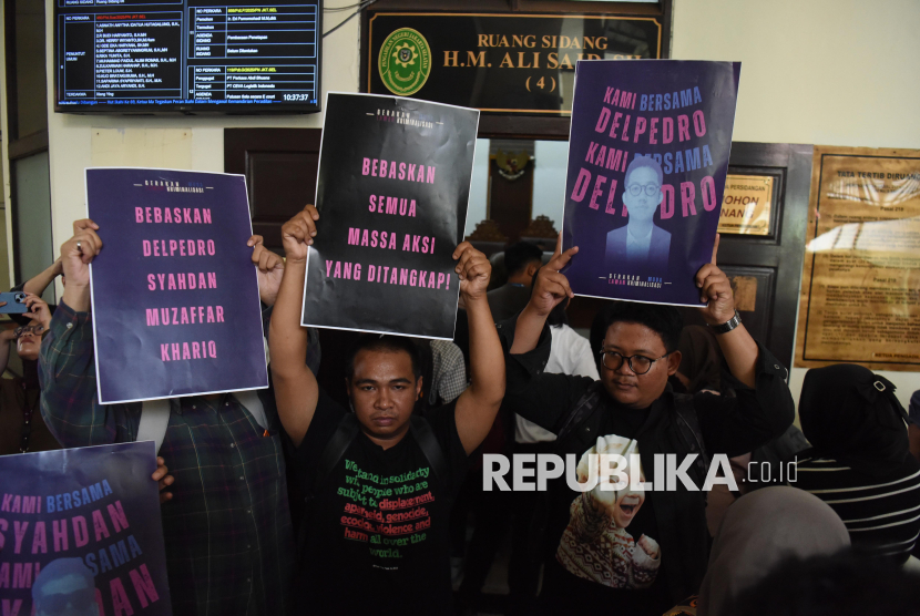 Aksi Damai di Sidang Perdana Praperadilan Penangkapan Aktivis
