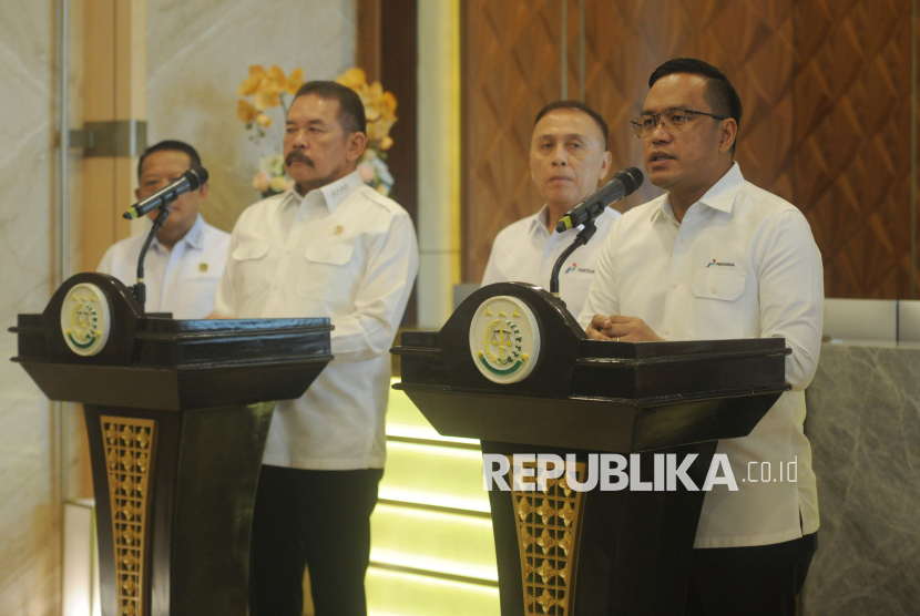 Jaksa Agung ST Burhanuddin bersama Direktur Utama Pertamina Simon Aloysius Mantiri menyampaikan keterangan pers di Gedung Kejagung, Jakarta, Kamis (6/3/2025). Dalam kesempatan tersebut Kejaksaan Agung menegaskan bahwa produk Bahan Bakar Minyak (BBM) milik Pertamina saat ini sudah bagus dan sesuai dengan standar dan spesifikasi yang telah di tentukan. Kejagung mengimbau masyarakat untuk tidak khawatir perihal penggunaan produk bahan bakar minyak (BBM) khususnya milik Pertamina.