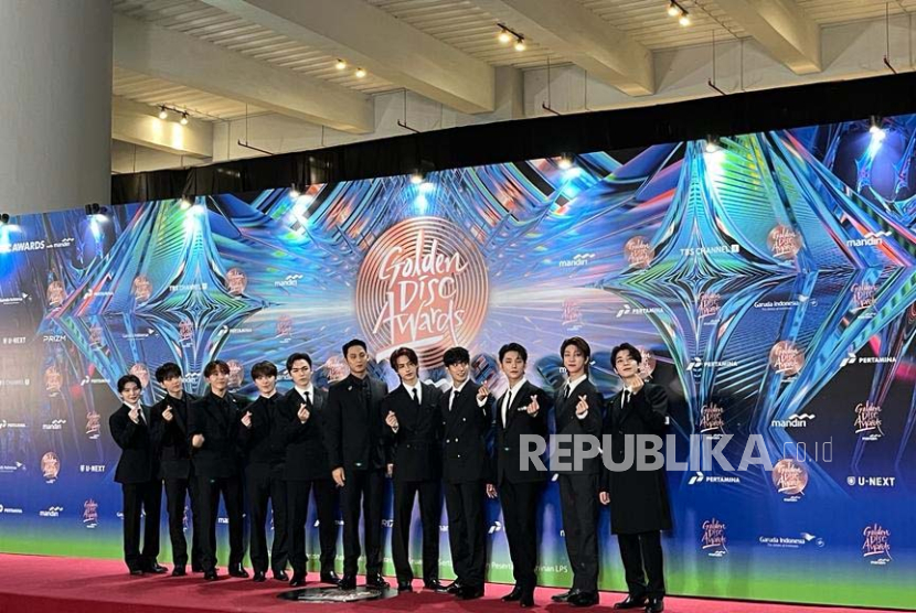 Grup K-pop Seventeen dalam red carpet acara Golden Disc Awards 2024 di Jakarta International Stadium, Sabtu (6/1/2024). 