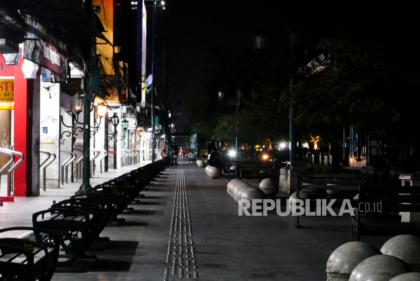 Suasana malam di kawasan wisata Malioboro, Yogyakarta. Pemkot Yogyakarta sebut jam malam untuk meminimalisasi kasus klitih libatkan anak.