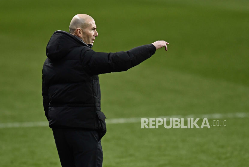 Pelatih kepala Real Madrid Zinedine Zidane mengikuti aksi dalam pertandingan sepak bola semifinal Piala Super Spanyol antara Real Madrid melawan Athletic Bilbao di stadion La Rosaleda di Malaga, Spanyol, Kamis, 14 Januari 2021.