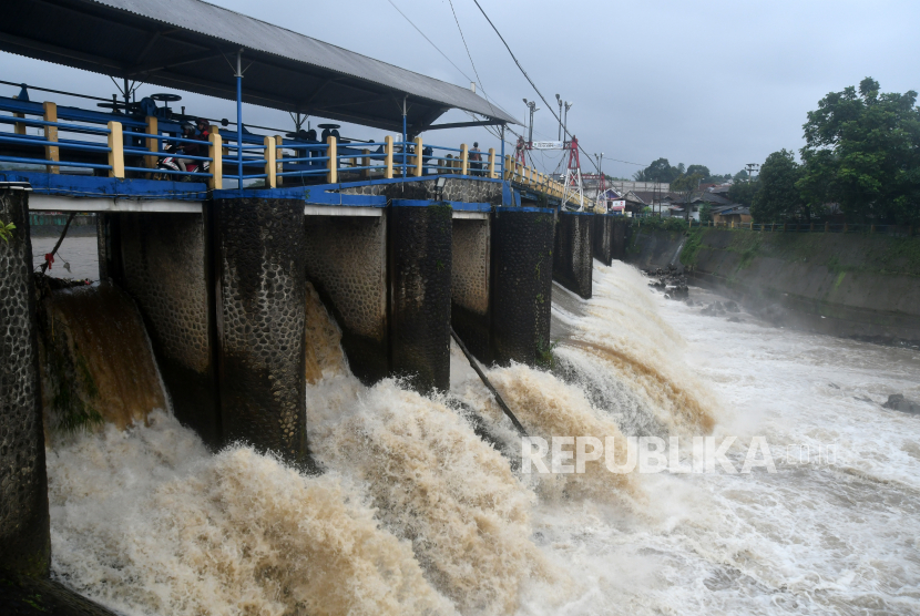 Bendung Katulampa. Tinggi air di Bendung Katulampa Bogor masih normal meski terjadi hujan tiap hari.