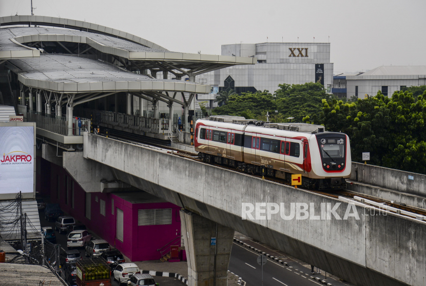Rangkaian kereta LRT melintas di kawasan Rawamangun, Jakarta, Selasa (1/11/2022). PT LRT Jakarta bakal menargetkan jumlah penumpang sebanyak 185 ribu orang per hari jika 11 stasiun antara Pegangsaan Dua sampai Manggarai telah beroperasi.