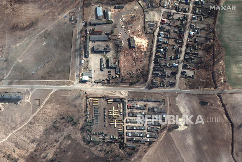  Citra satelit yang disediakan oleh Maxar Technologies ini menunjukkan gambaran rumah sakit lapangan militer dan kompleks medis di Naroulia, Belarus selatan, selama invasi Rusia ke Ukraina, Senin, 14 Maret 2022.