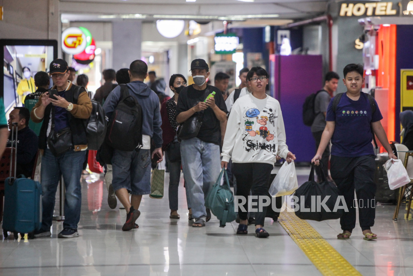 Sejumlah calon penumpang bersiap menuju peron untuk menaiki kereta di Stasiun Gambir, Jakarta, Rabu (8/5/2024). 