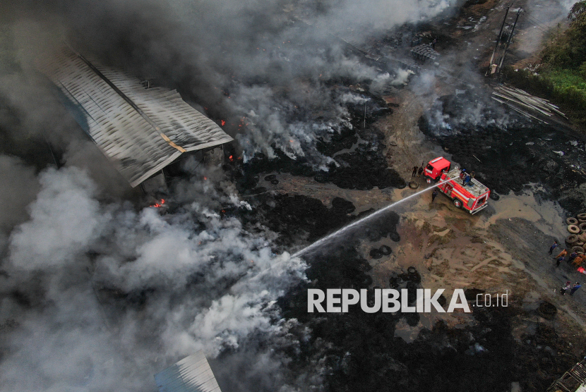 Diduga Akibat Rokok, Pabrik Pengolahan Ban Bekas di Konawe Terbakar