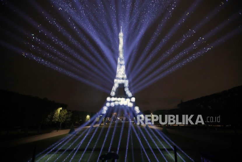 Menara Eiffel memberi penghormatan pada UNESCO yang merayakan ulang tahun ke-75. Ilustrasi.