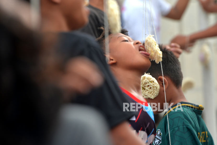 Anak-anak mengikuti perlombaan menyambut HUT ke-77 RI di Ambarketawang, Gamping, Yogyakarta.