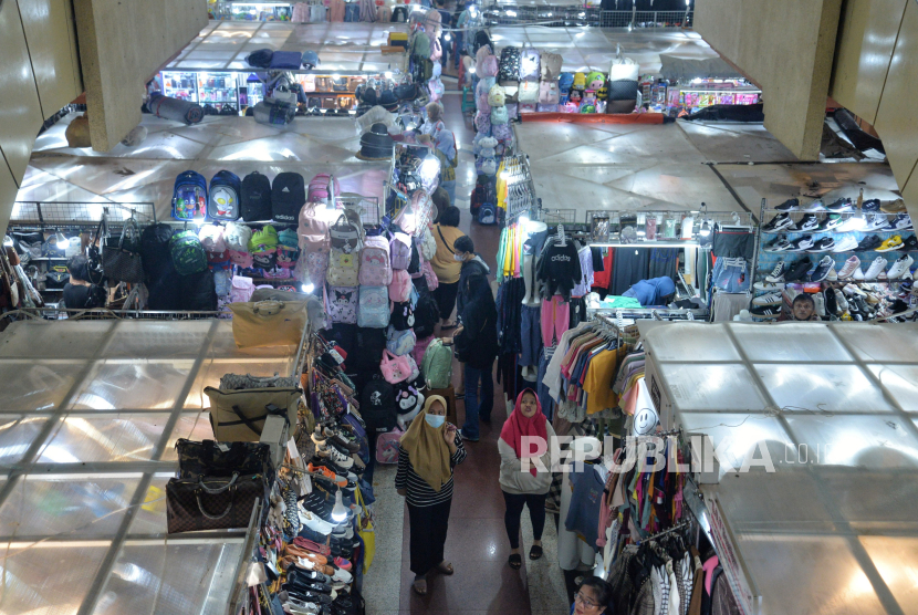 Pengunjung mencari barang kebutuhan di ITC Mangga Dua, Jakarta, Ahad (17/3/2024). Ramadhan memberikan pengaruh unik pada fashion.