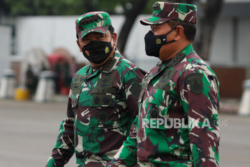 Panglima TNI Marsekal Hadi Tjahjanto (kiri) 