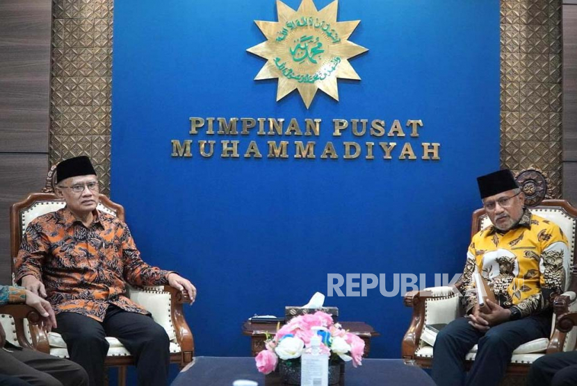 Ketua Umum PP Muhammadiyah, Haedar Nashir menerima kunjungan Kepala Densus 88 Anti Teror, Irjen Marthinus Hukom, di  Kantor PP Muhammadiyah, Jalan Cik Ditiro, Kota Yogyakarta, Selasa (28/3/2023). 