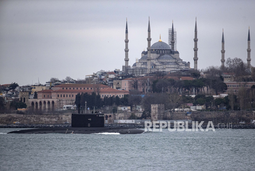 Kapal selam diesel-listrik Angkatan Laut Rusia Rostov-on-Don berlayar ke arah Bosphorus saat Laut Hitam di depan Masjid Biru di Istanbul, Turki, 13 Februari 2022. Kapal Angkatan Laut Rusia transit di Laut Hitam untuk latihan besar-besaran di tengah ketegangan antara Rusia dan Ukraina.