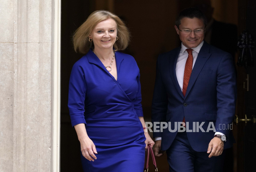  Menteri Luar Negeri Inggris yang baru Liz Truss meninggalkan 10 Downing Street, di London, Rabu, 15 September 2021. Liz Truss menggantikan Dominic Raab sebagai menteri luar negeri dalam perombakan kabinet oleh Perdana Menteri Inggris Boris Johnson pada Rabu.